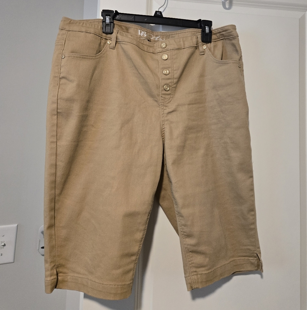 DG2 Camel Capris. Size 1X.